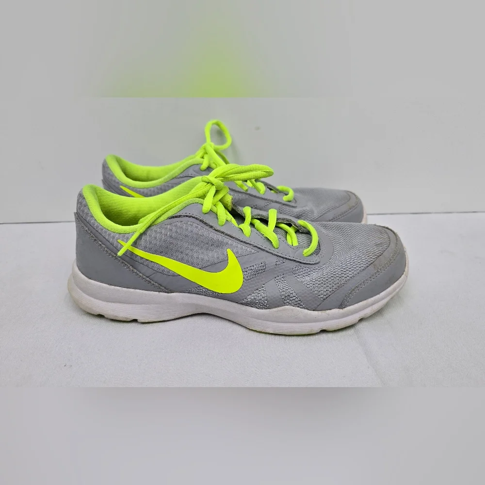 Nike Women’s Core Motion TR 2 Mesh Training Shoe 749180-003 Size 7.5 Gray Neon